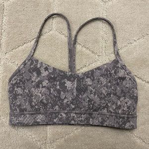 Lululemon Flow Y Nulu yoga Grey snakeskin animal printed sports bra - size 6